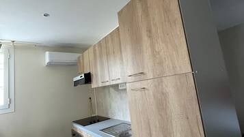 Réfrigérateur, four, plaque de cuisson, cafetiÚre/bouilloire