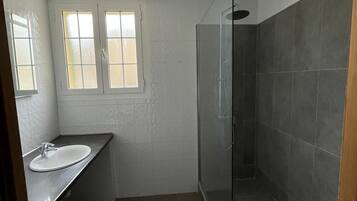 Douche, sĂšche-cheveux, serviettes fournies, savon