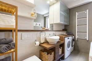 Douche, articles de toilette gratuits, sèche-cheveux