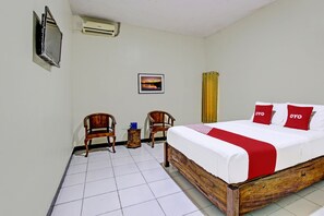 Desk, laptop workspace, free WiFi, bed sheets - OYO 91920 Pondok'ku Inn (Depok)