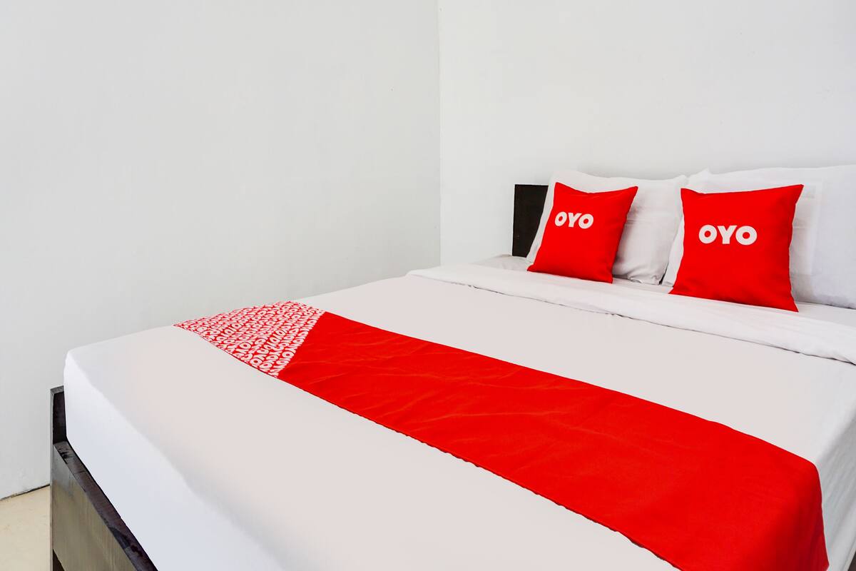 Een bureau, een laptopwerkplek, gratis wifi, beddengoed