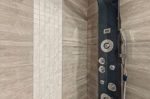 Bathtub, hair dryer, towels - Updated, Hot Tub, Walk to Union Pier (Union Pier)