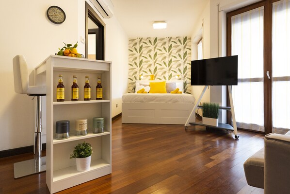 Design Studio | Living area | 40-inch Smart TV with digital channels, TV - notaMI - Residenza Smeraldo - San Siro (Milan)