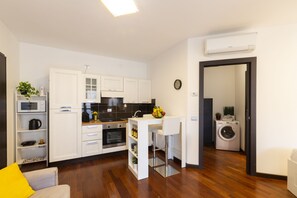 Estudio de diseñador | Área de sala de estar | Smart TV de 40 pulgadas con canales digitales y televisión 