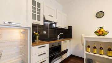 Design Studio | Private kitchen | Full-size fridge, microwave, oven, stovetop