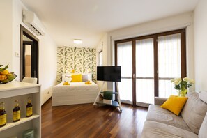 Design Studio | Living area | 40-inch Smart TV with digital channels, TV - notaMI - Residenza Smeraldo - San Siro (Milan)