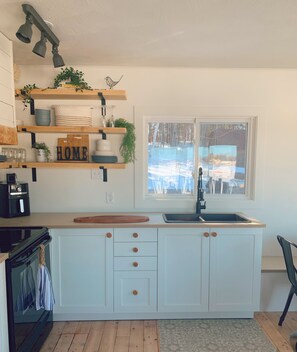 Parrilla de estufa, toallas de papel y comedor 