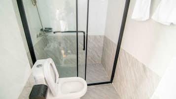 Estúdio luxo | Banheiro | Chuveiro, chuveiro com efeito de chuva, chinelos, toalhas de banho