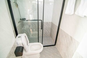 Deluxe-Studio | Badezimmer | Dusche, Regendusche, Hausschuhe, Handtücher