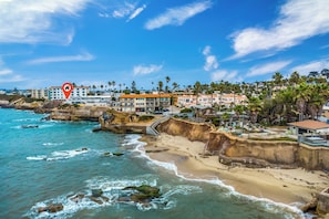 Una spiaggia nelle vicinanze