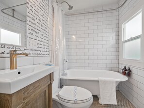 Combined shower/tub, hair dryer, towels - Cozy Ocean Beach Casita | Outdoor Lounge, Private Suite & Steps to Dining (San Diego)