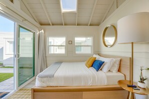 2 bedrooms, iron/ironing board, free WiFi, bed sheets - Cozy Ocean Beach Casita | Outdoor Lounge, Private Suite & Steps to Dining (San Diego)