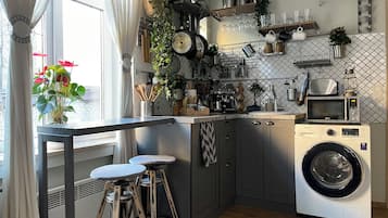 Basic Apartment | Private kitchen | Fridge, cookware/dishes/utensils