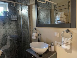 Departamento básico | Baño | Secadora de cabello y toallas 