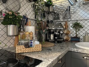 เบสิกอพาร์ทเมนท์ | ครัวส่วนตัว | ตู้เย็น, เครื่องครัว/จาน/ช้อนส้อม