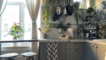 Basic Apartment | Private kitchen | Fridge, cookware/dishes/utensils