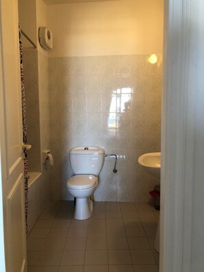 Badekar, hårtørrer, håndklæder