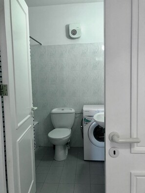 Badewanne, Haartrockner, Handtücher