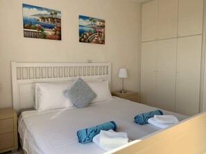 1 slaapkamer, een bureau, een strijkplank/strijkijzer, wifi