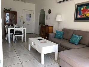 TV, offices - Kings Palace - Modern penthouse with incredible sea views (Paphos)
