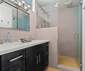Badewanne, Haartrockner, Handtücher, Seife