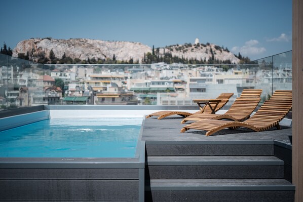 Outdoor pool - The Edge - Luxury Residences (Kallithea)