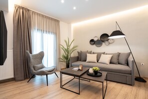 Deluxe-huoneisto (EDGE - C5) | Oleskelualue | 43–tuumainen televisio, jossa kaapelikanavat