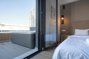 Elite Apartment, 3 Bedrooms (EDGE - E1) | Private spa tub - The Edge - Luxury Residences (Kallithea)
