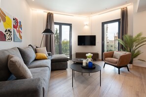 Superior-huoneisto (EDGE - B4) | Oleskelualue | 43–tuumainen televisio, jossa kaapelikanavat