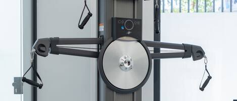 Una máquina de ejercicios NordicTrack en una habitación con un ventanal grande.