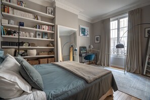 3 makuuhuonetta, työpöytä, ilmainen Wi-Fi, vuodevaatteet