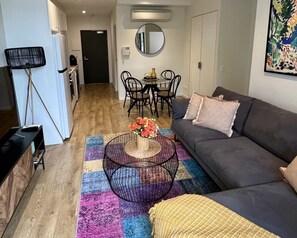 TV connectée, livres, chaîne hi-fi
