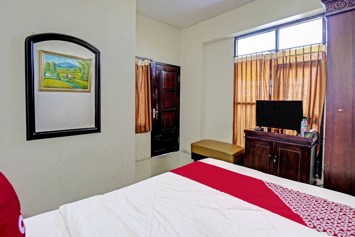 Desk, laptop workspace, free WiFi, bed sheets