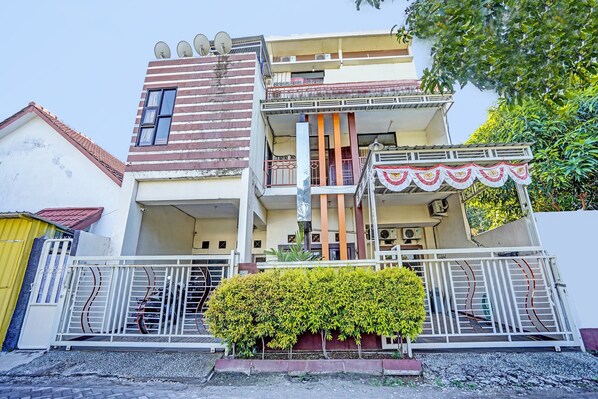 Exterior - OYO Life 91587 Griya Buah De5 Syariah (Sidoarjo)