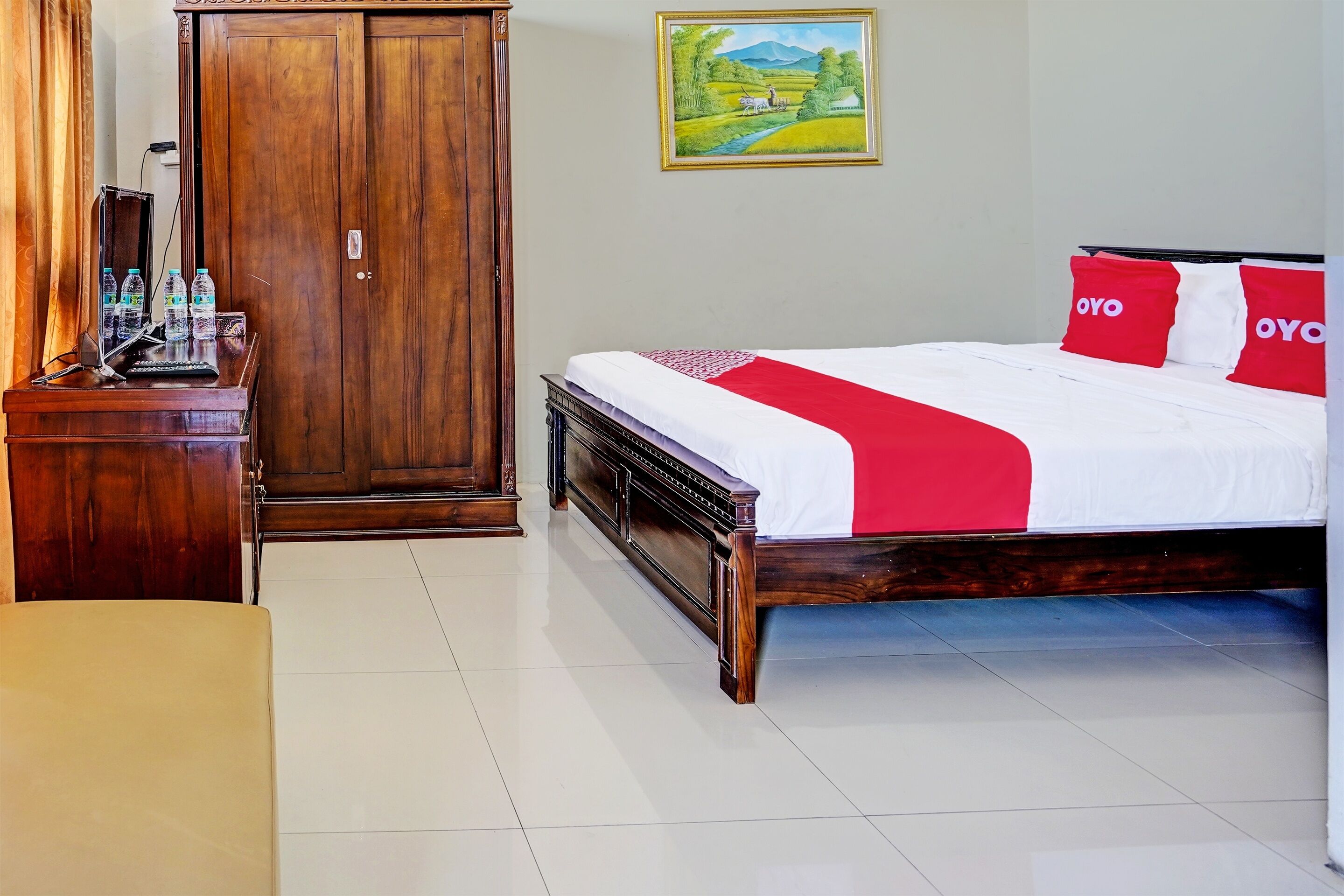 Kamar Double Standar | Meja kerja, ruang kerja ramah laptop, Wi-Fi gratis, dan seprai linen