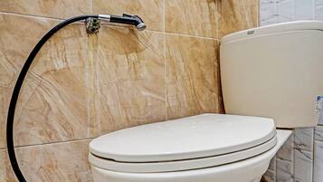 Kamar Double Standar | Kamar mandi | Shower dan handuk