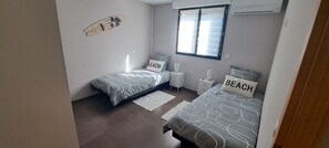 2 Schlafzimmer, Schreibtisch, Bügeleisen/Bügelbrett, Reisekinderbett