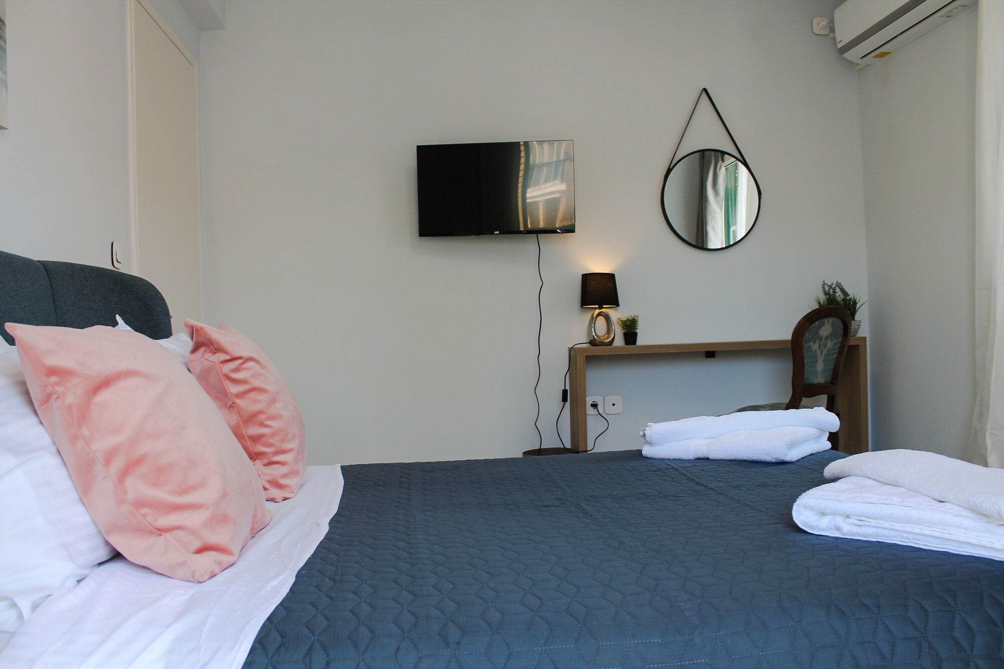 Stylish Gound Floor Two Bedroom Flat in Kassiopi With Breakfast