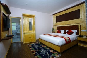 Premium bedding, desk, soundproofing, free WiFi