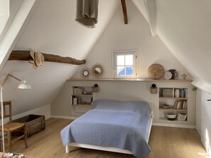 5 bedrooms, iron/ironing board, free WiFi