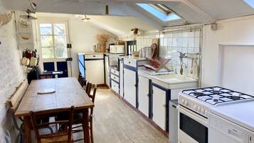 Een koelkast, een microgolfoven, een oven, een vaatwasser