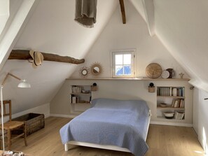 5 bedrooms, iron/ironing board, free WiFi