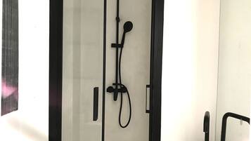 Douche, serviettes fournies