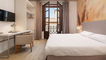 Minibar, caja de seguridad en la habitación y escritorio