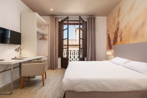 Superior Room | Minibar, in-room safe, desk, blackout drapes