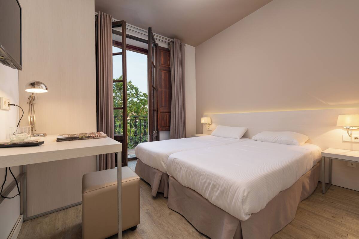 Kamar Premium, balkon | Minibar, brankas, meja kerja, dan tirai kedap cahaya