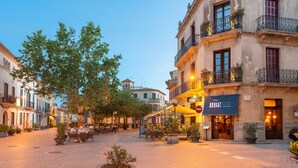 Une place historique au cœur de l’Europe, avec son pavé de pierres, ses terrasses et son architecture traditionnelle.