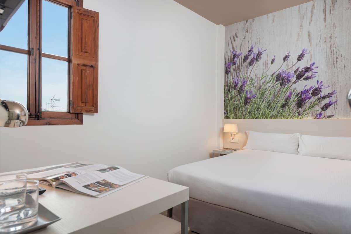 Standard Room | 1 bedroom, minibar, in-room safe, desk