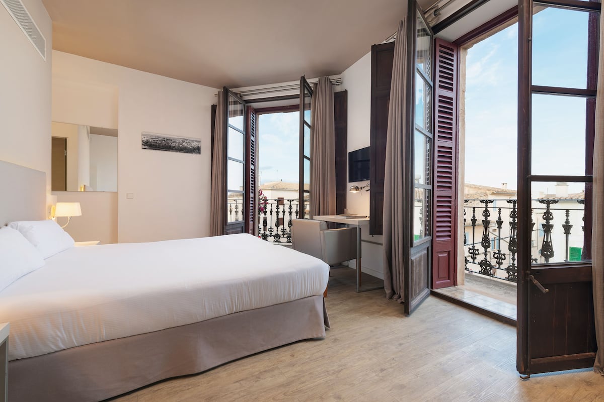 Deluxe Room, Balcony | 1 bedroom, minibar, in-room safe, desk