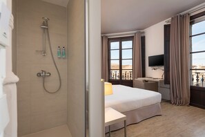 Deluxe-værelse - balkon | Badeværelse | Bruser, hårtørrer, håndklæder, Sæbe